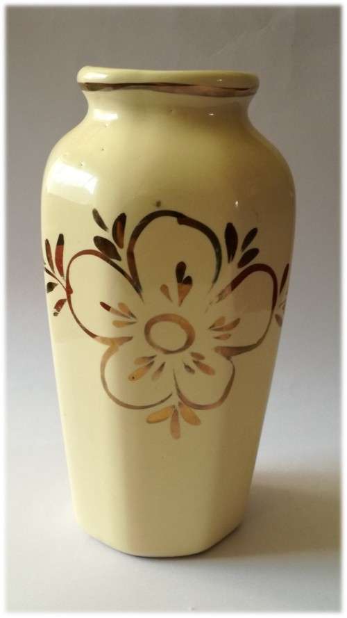 Beige with gold coloured decorative flower Vase