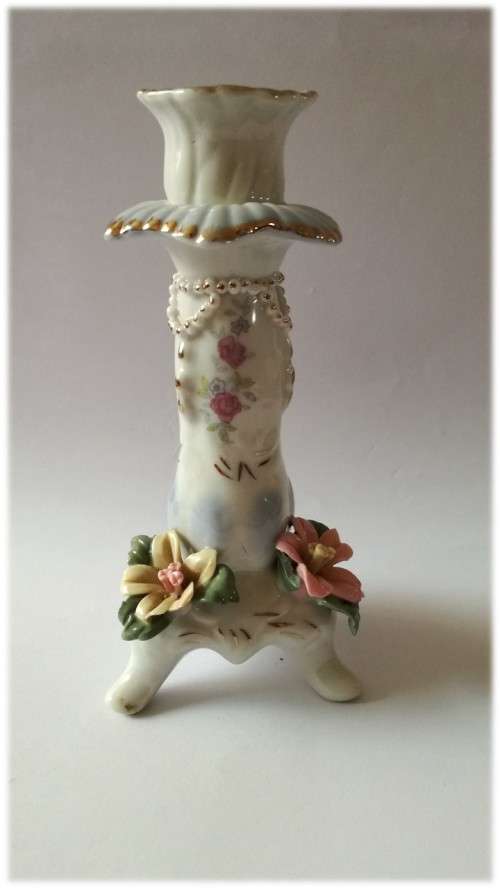 Vintage 3 leg Blue & White Candleholder with delicate flowers