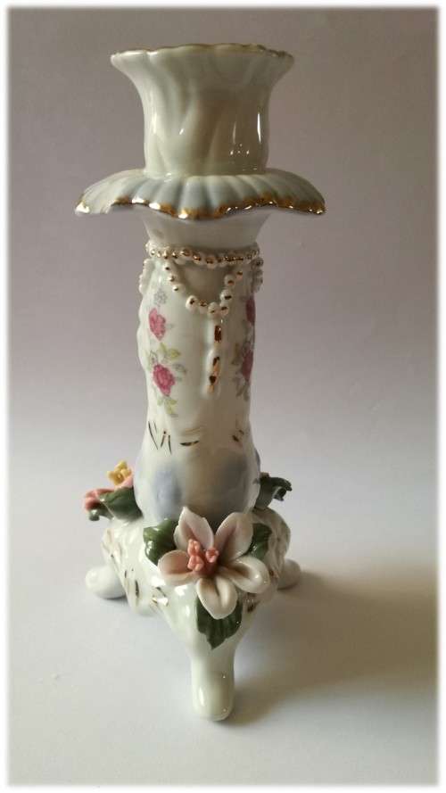 Vintage 3 leg Blue & White Candleholder with delicate flowers