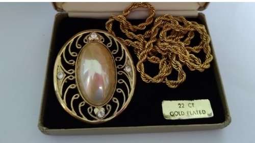 Vintage Florenza 22 CT plated necklace and large faux pearl pendant