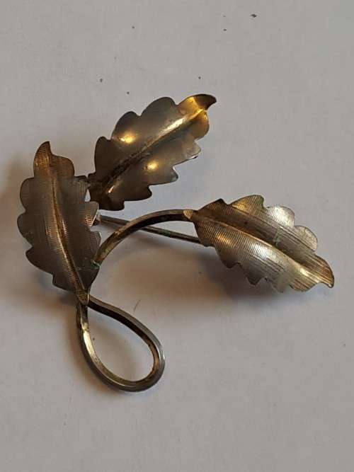 12k Vintage/Antique leaf brooch