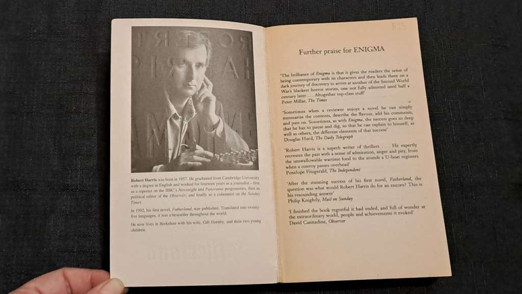 Robert Harris  - Enigma - paperback/softcover - pages 387