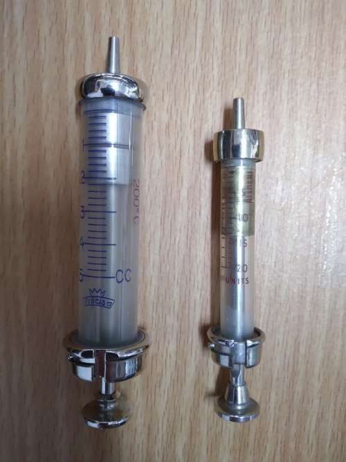 Livestock Vaccine Injector 30ml + Glass Syringes (2) + Re-usable Needles (39)