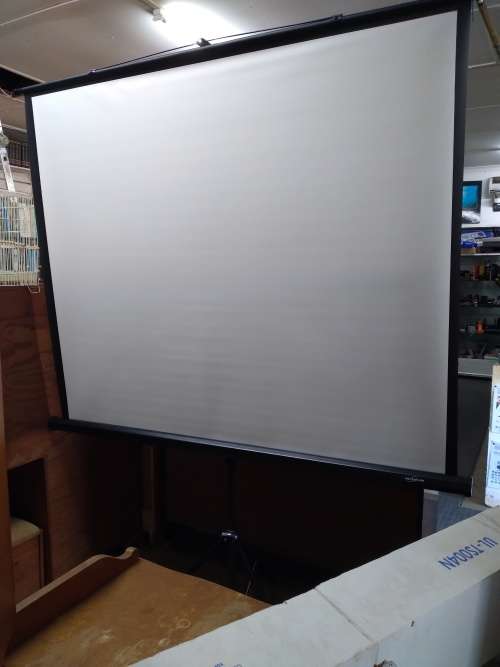 InFocus IN220 Regulatory Model Projector & Ultralink 150cm x 150cm Tripod Screen
