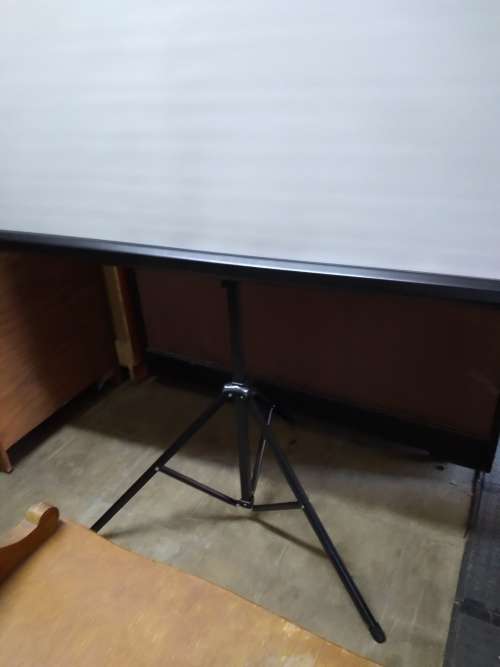 InFocus IN220 Regulatory Model Projector & Ultralink 150cm x 150cm Tripod Screen