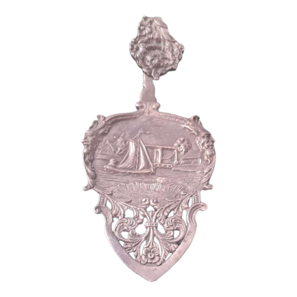 Pie server with bended handle