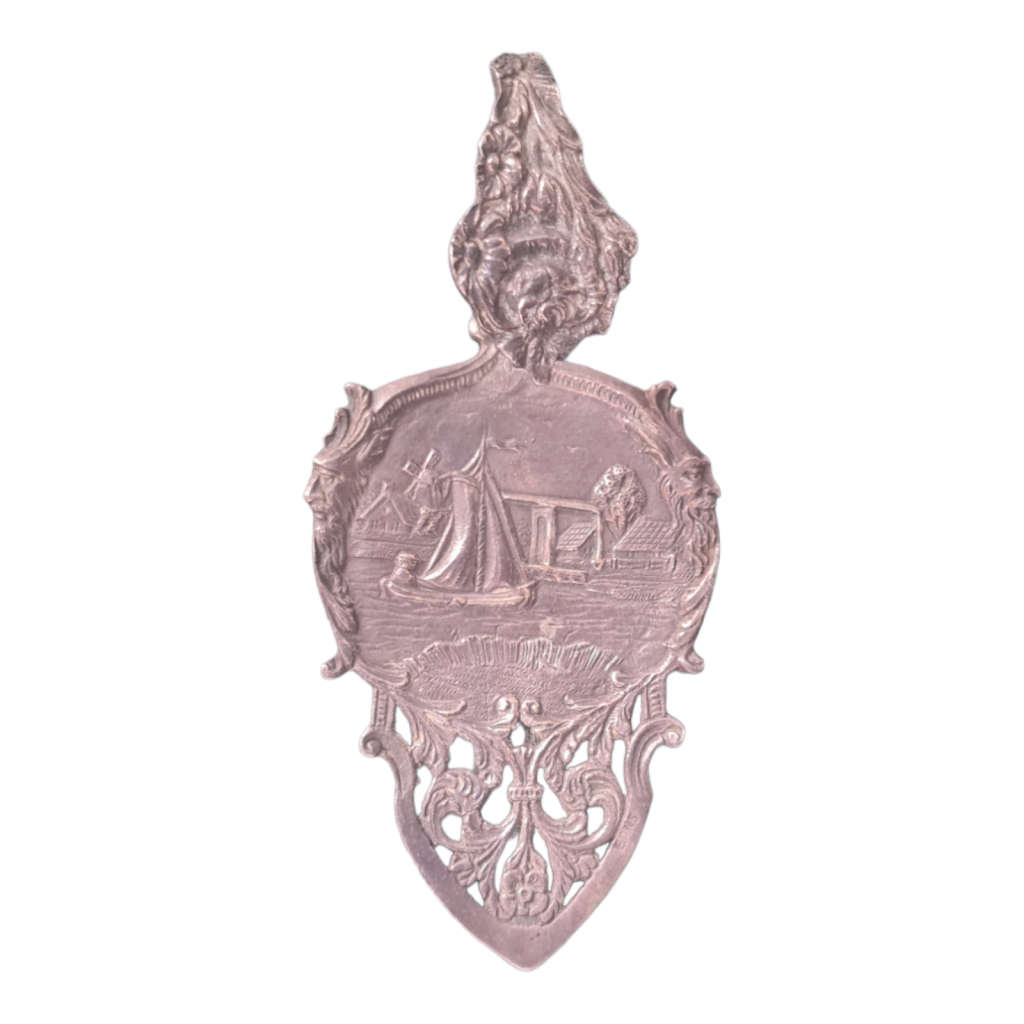 Pie server with bended handle