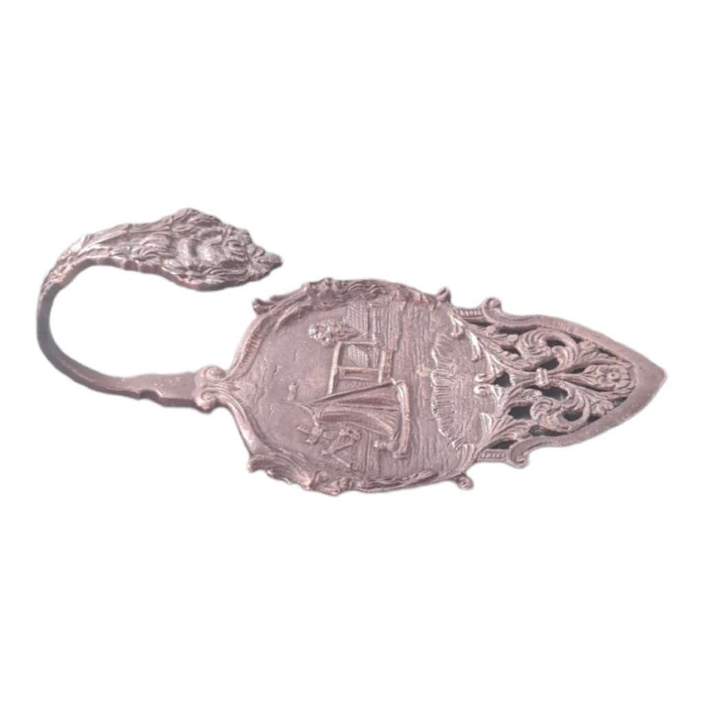 Pie server with bended handle