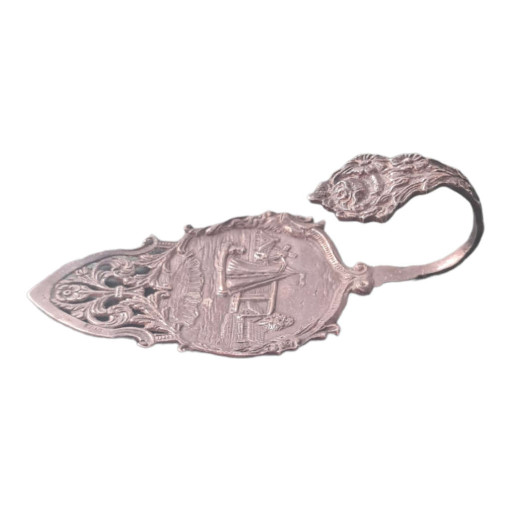 Pie server with bended handle