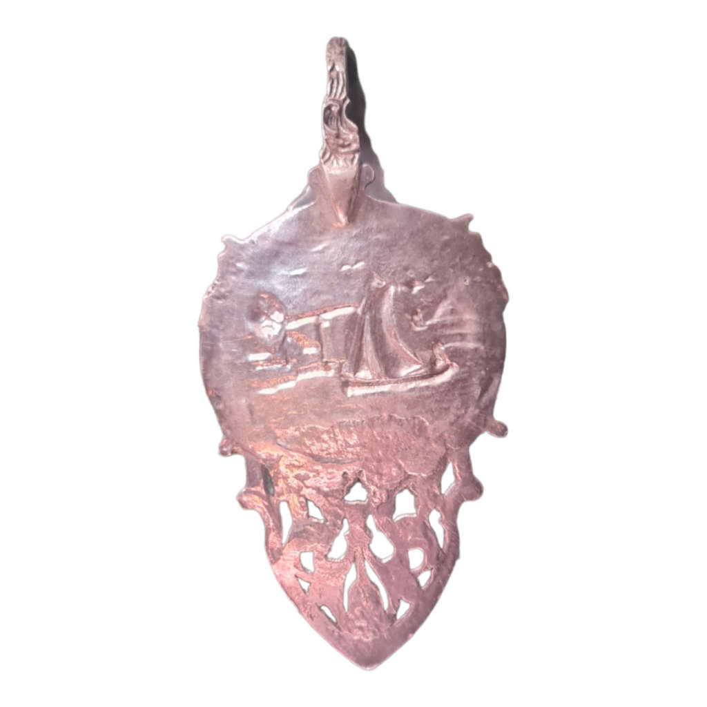 Pie server with bended handle