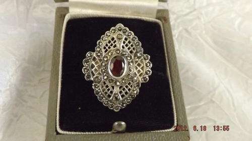 MAGNIFICENT ANTIQUE RING WITH A GARNET.