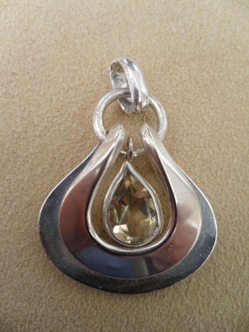 STUNNING 925 SILVER PENDANT SET WITH A NATURAL PEAR SHAPED CITRINE.