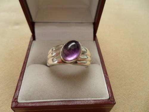 MAGNIFICENT CABACHON AMYTHYST RING IN STERLING SILVER.