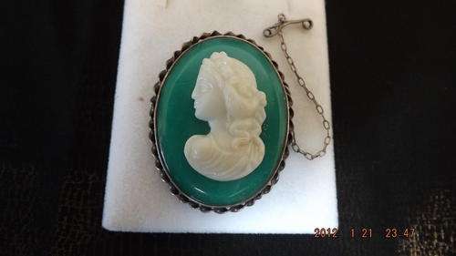 Charming Vintage Moulded Cameo.