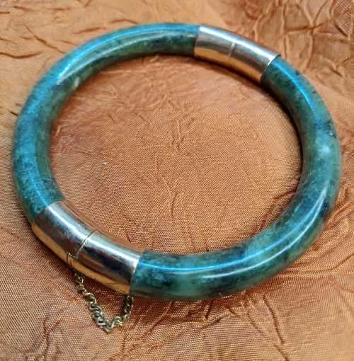 Natural Jade bracelet with gilt detail