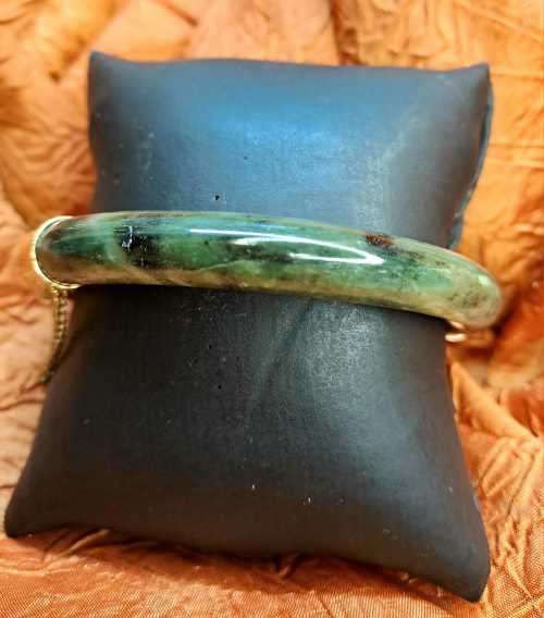 Natural Jade bracelet with gilt detail