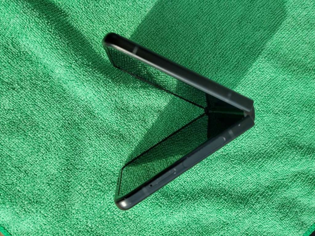 Samsung Galaxy - FLIP 3 - 5G - 128GB - All Networks - Phantom Black - MINT CONDITION