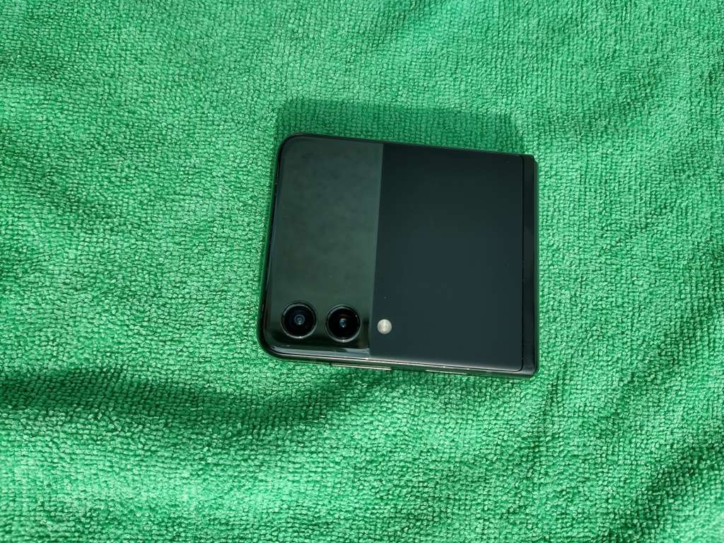 Samsung Galaxy - FLIP 3 - 5G - 128GB - All Networks - Phantom Black - MINT CONDITION