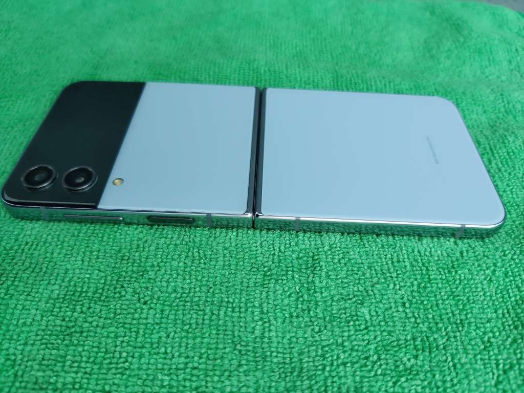 Samsung Galaxy - FLIP 4 - 5G - 256GB - All Networks - Blue - MINT CONDITION