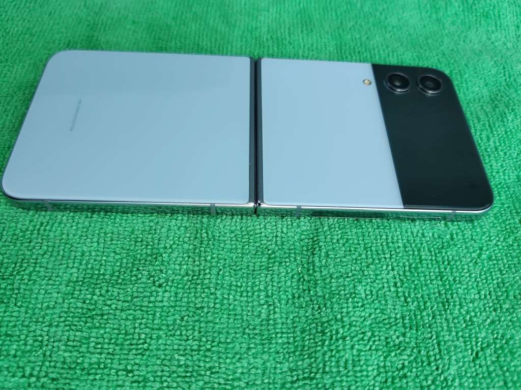 Samsung Galaxy - FLIP 4 - 5G - 256GB - All Networks - Blue - MINT CONDITION