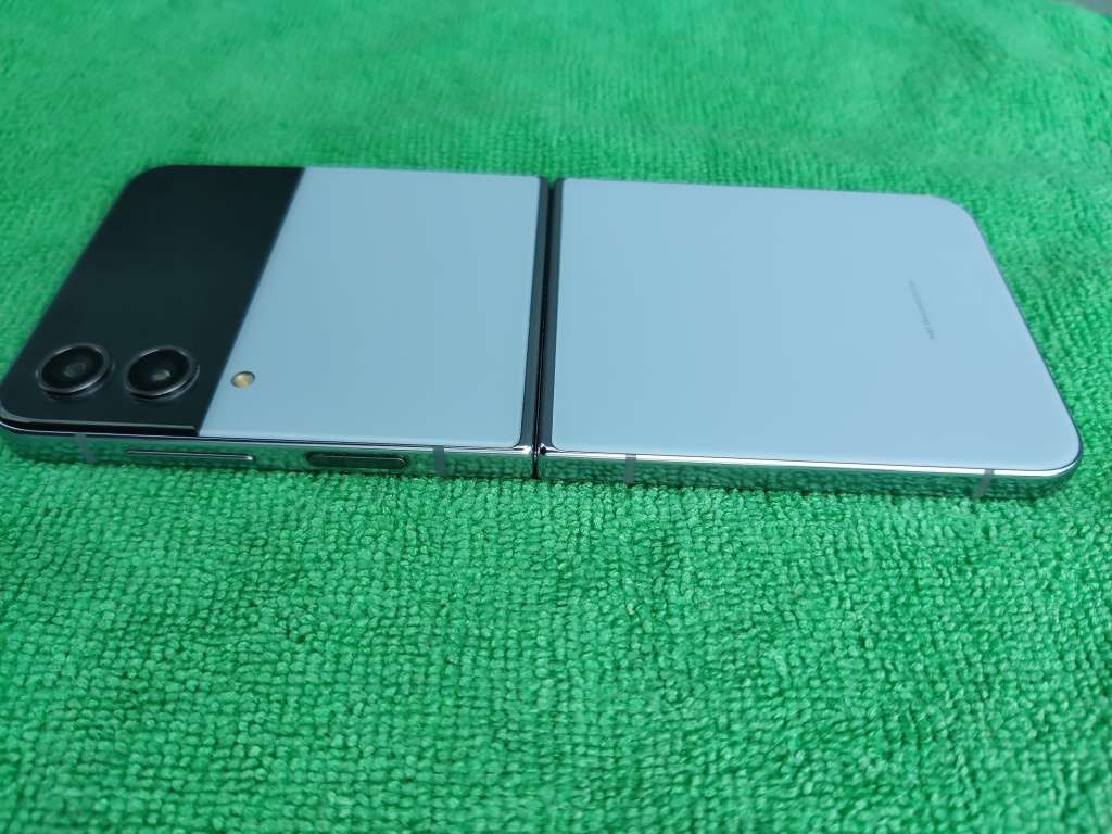 Samsung Galaxy - FLIP 4 - 5G - 256GB - All Networks - Blue - MINT CONDITION