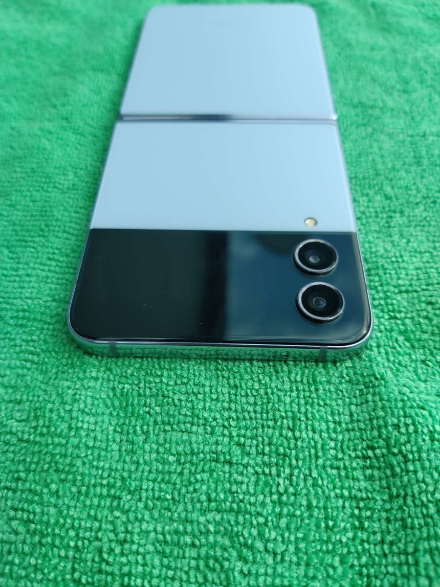 Samsung Galaxy - FLIP 4 - 5G - 256GB - All Networks - Blue - MINT CONDITION