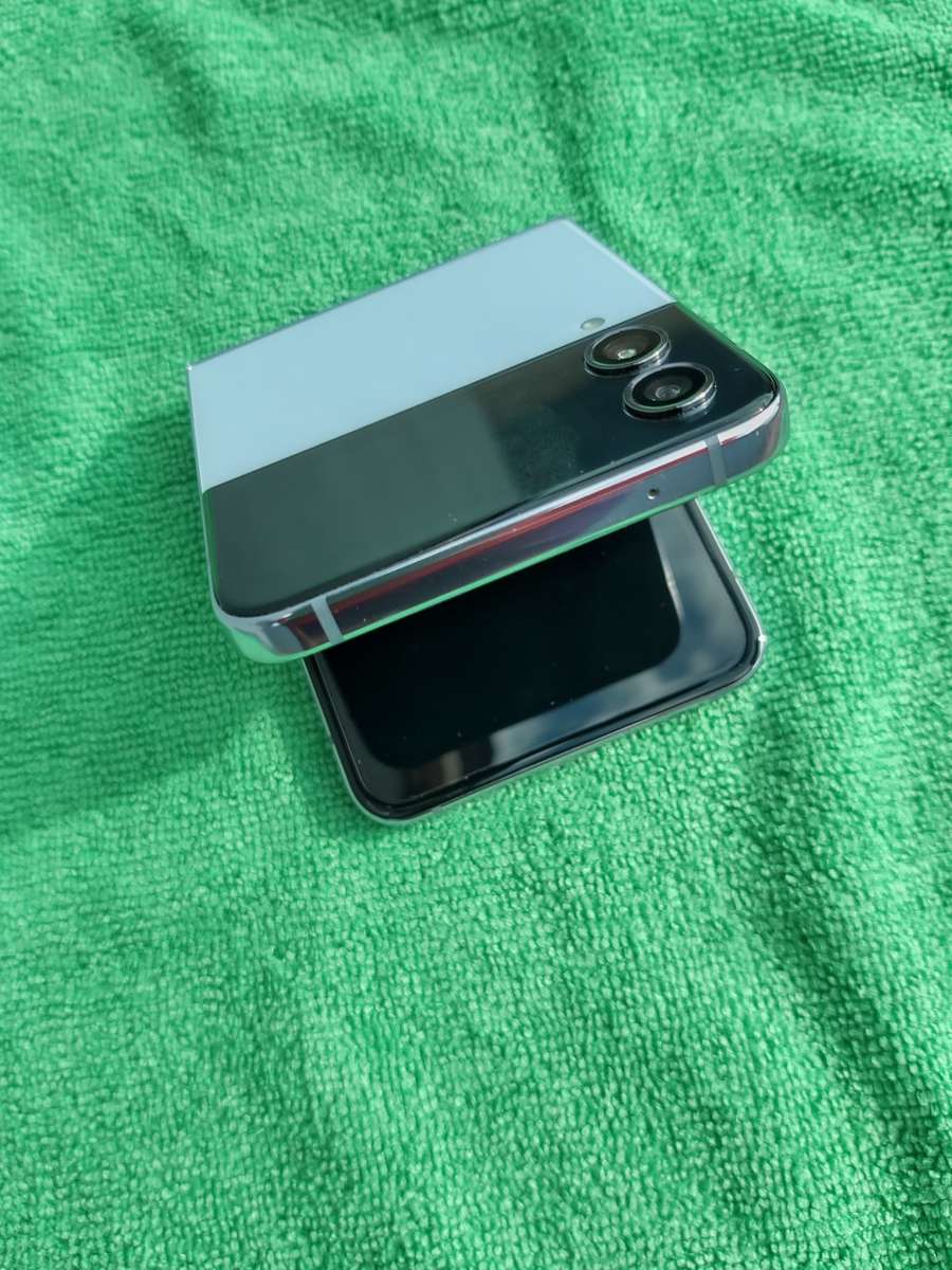 Samsung Galaxy - FLIP 4 - 5G - 256GB - All Networks - Blue - MINT CONDITION