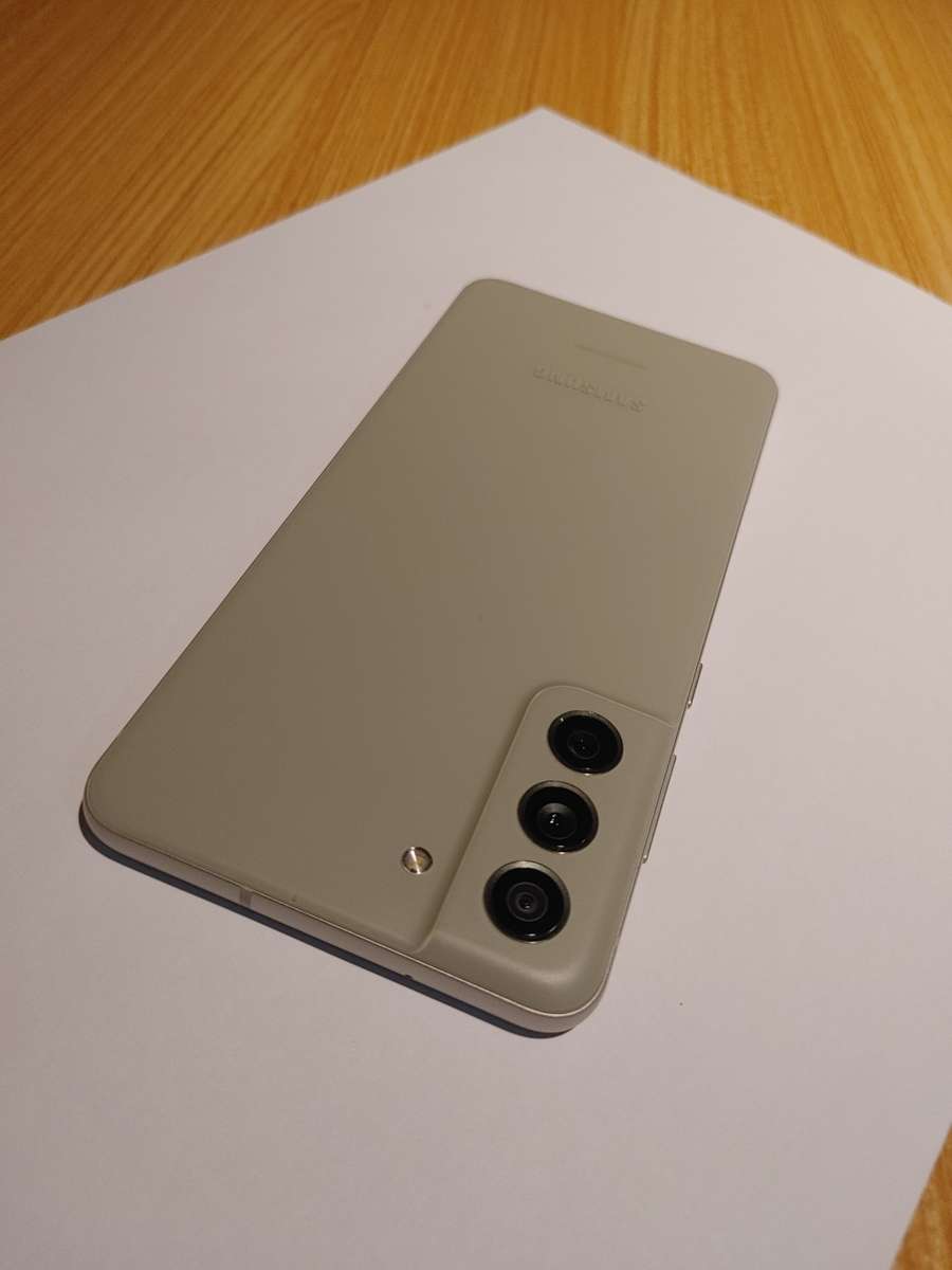 Samsung Galaxy - S21FE - 5G - 128GB - All Networks - Olive - MINT CONDITION