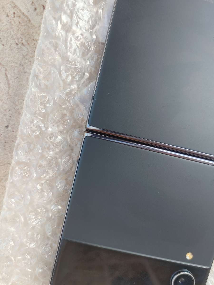 Samsung Galaxy - FLIP 4 - 5G - 256GB - All Networks - Graphite - EXCELLENT CONDITION