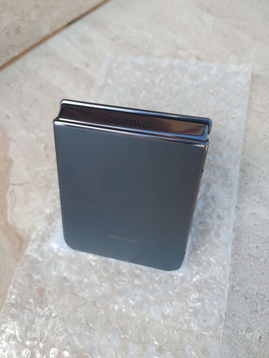 Samsung Galaxy - FLIP 4 - 5G - 256GB - All Networks - Graphite - EXCELLENT CONDITION