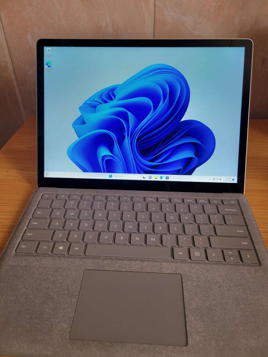 Microsoft Surface Laptop 13.5 Core i5, 8GB RAM, 256SSD