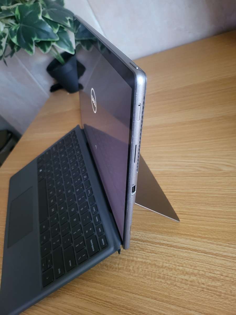 Dell Latitude 7320 - 2 in 1 - Touch Screen - i5 11thGen - 16GB Ram - 256GB SSD - Very Good Condition