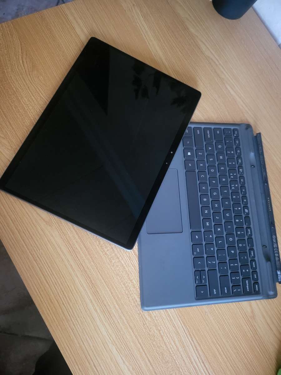 Dell Latitude 7320 - 2 in 1 - Touch Screen - i5 11thGen - 16GB Ram - 256GB SSD - Very Good Condition