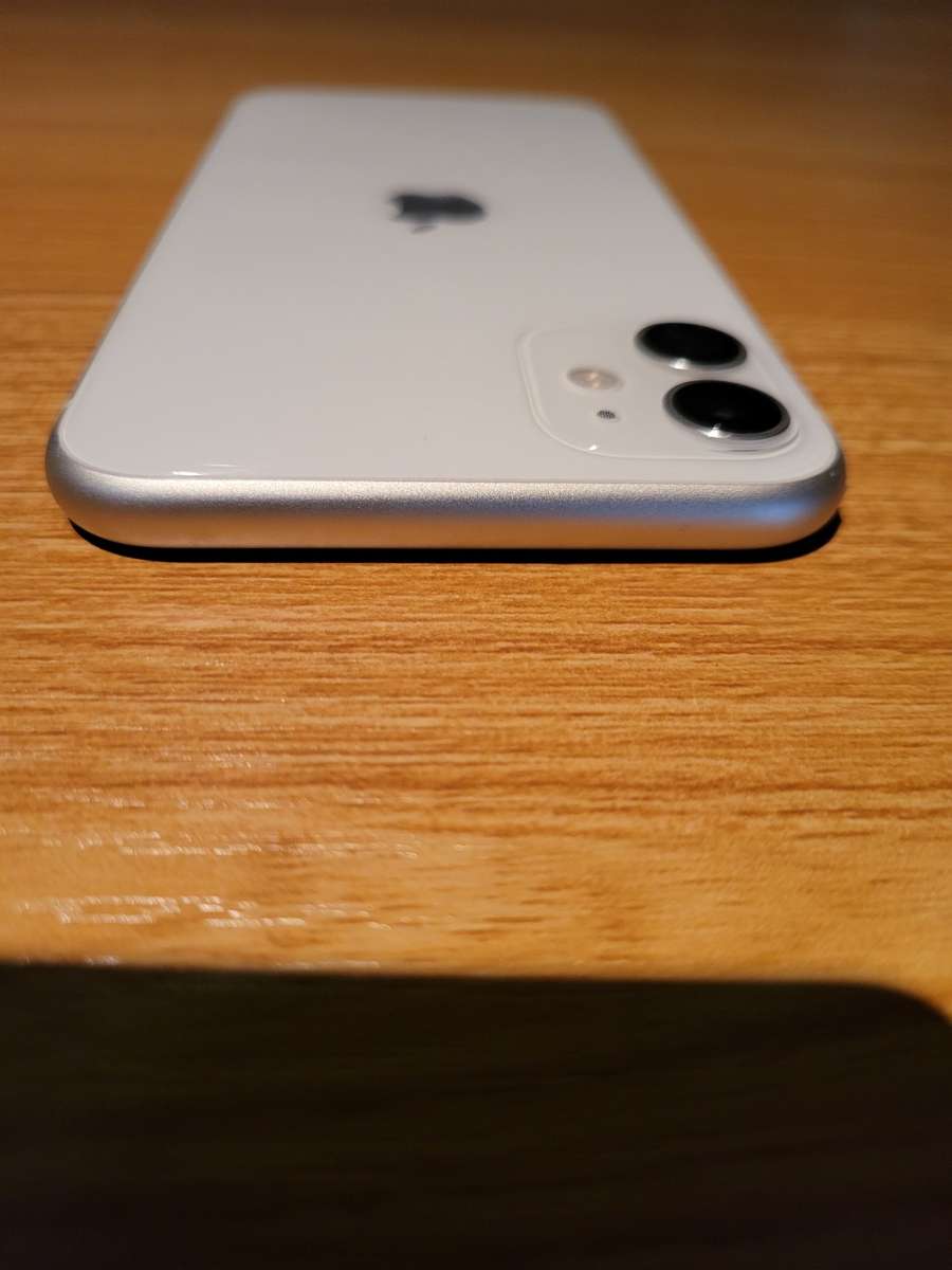 iPhone 11 - White - 128GB - Very Good Condition - Please Read