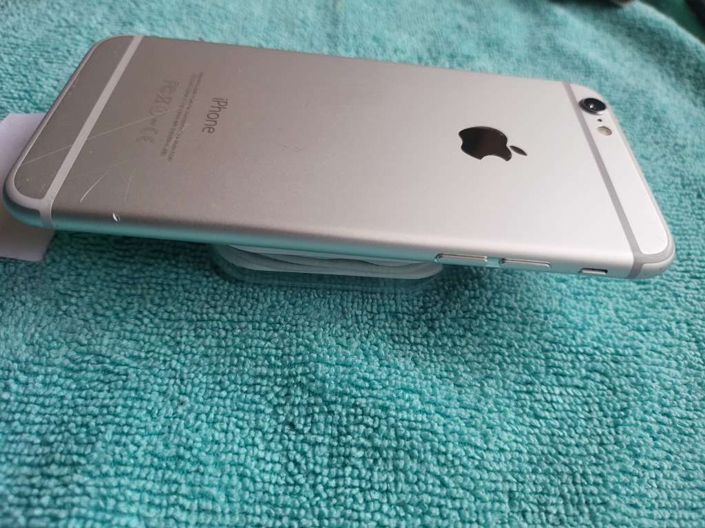 iPhone 6 - Silver - 64GB - Excellent Condition - Complete Package