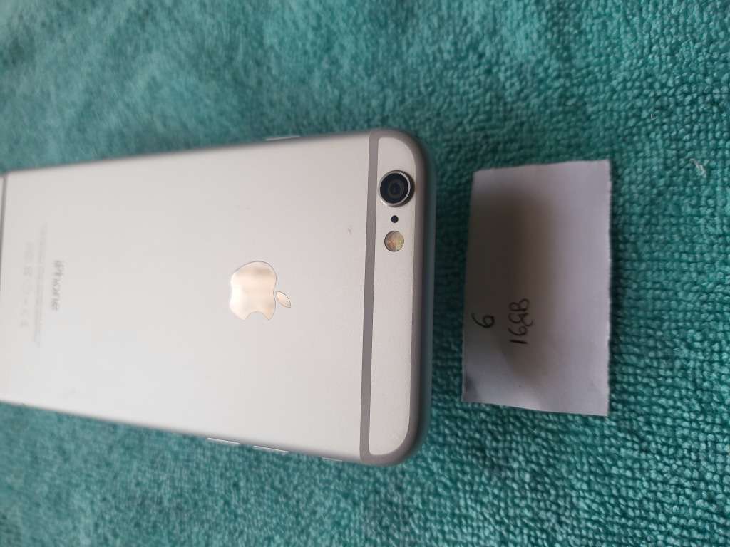 iPhone 6 - Silver - 64GB - Excellent Condition - Complete Package