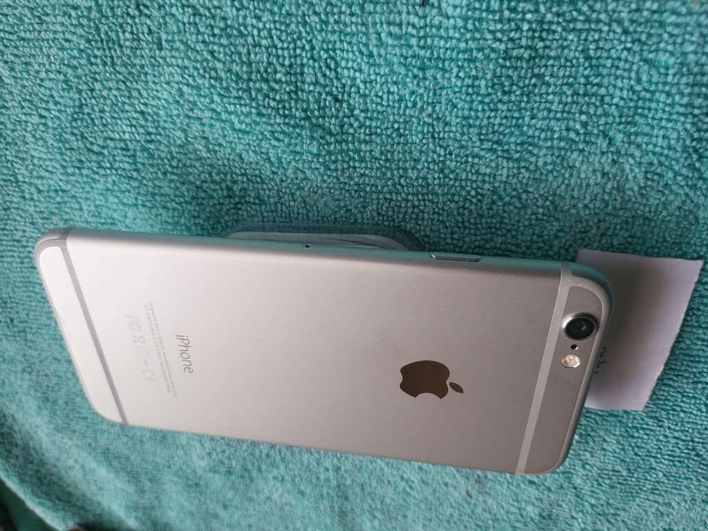 iPhone 6 - Silver - 64GB - Excellent Condition - Complete Package