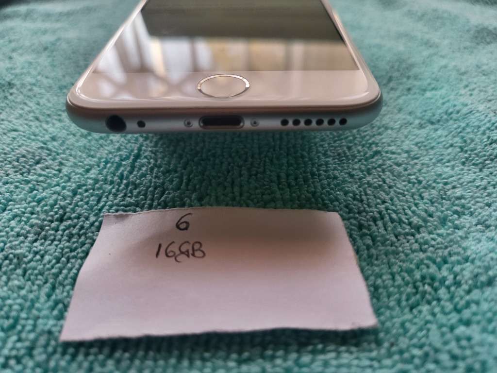 iPhone 6 - Silver - 64GB - Excellent Condition - Complete Package