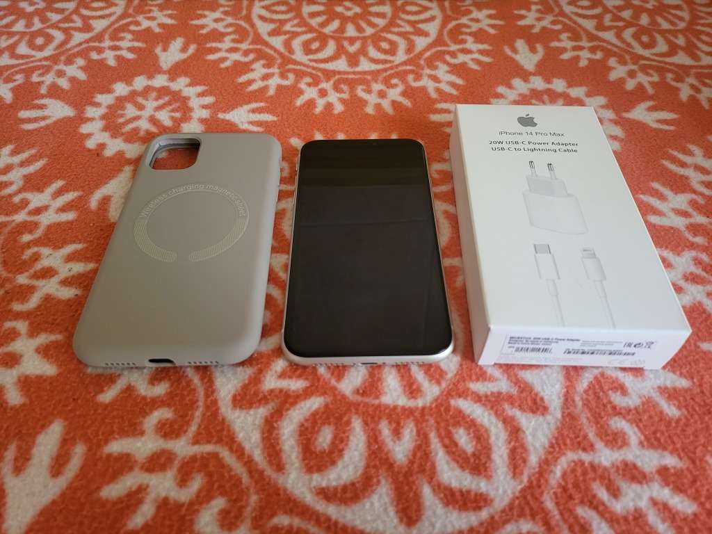 iPhone 11 - White - 64GB - Excellent Condition - With Extras