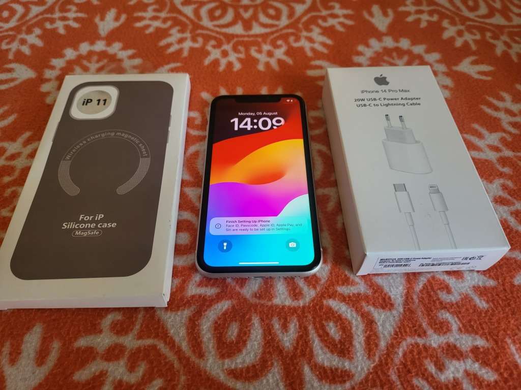 iPhone 11 - White - 64GB - Excellent Condition - With Extras