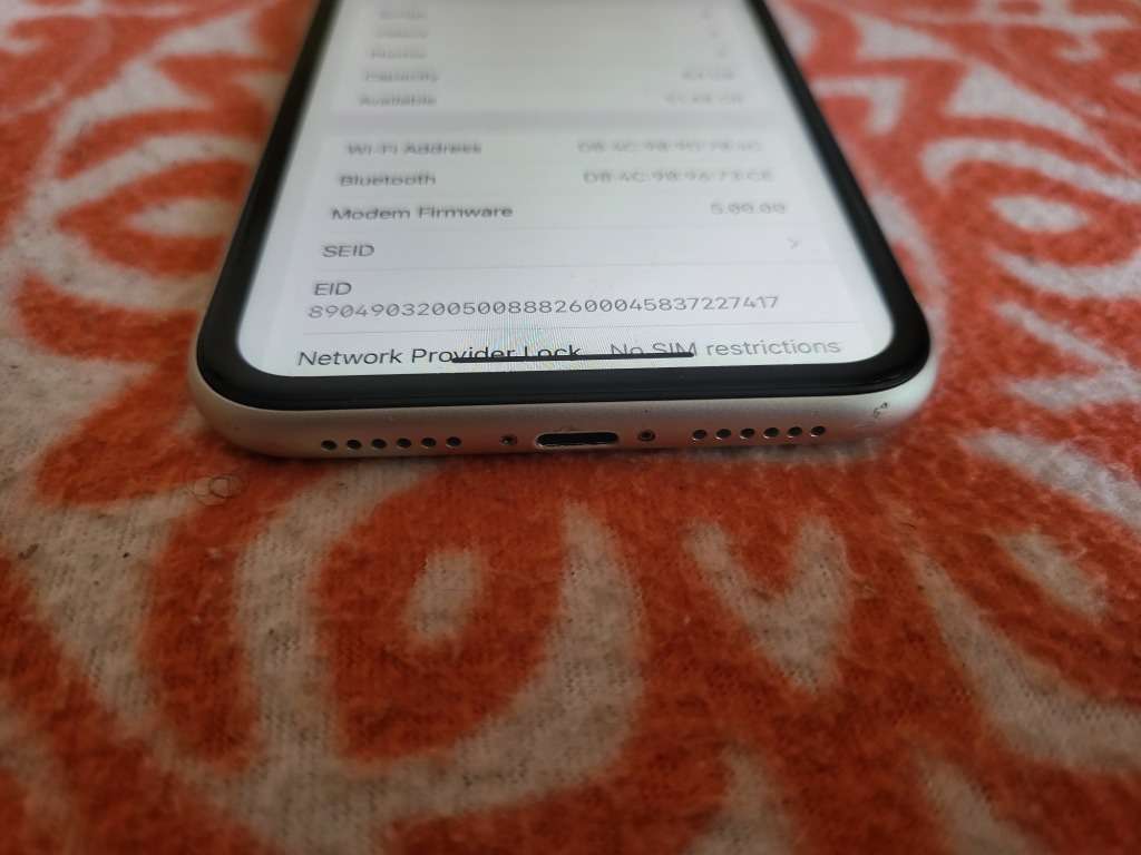 iPhone 11 - White - 64GB - Excellent Condition - With Extras