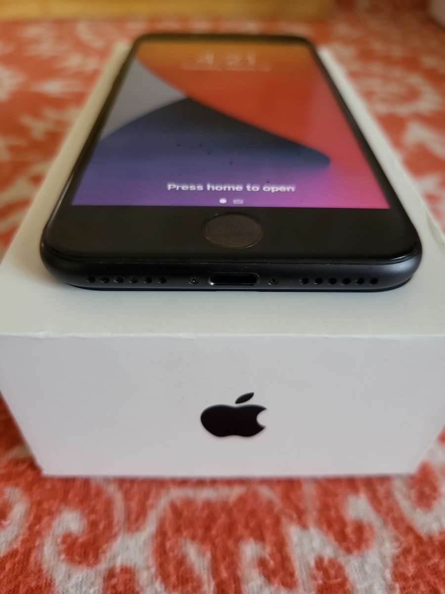 iPhone 7 - Black - 128GB - Excellent Condition - Boxed - With Extras