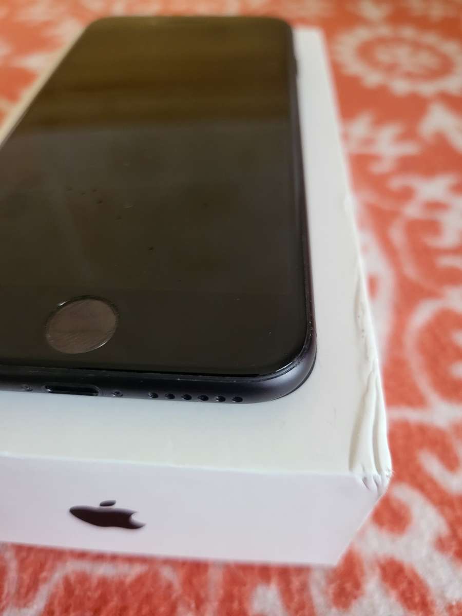 iPhone 7 - Black - 128GB - Excellent Condition - Boxed - With Extras