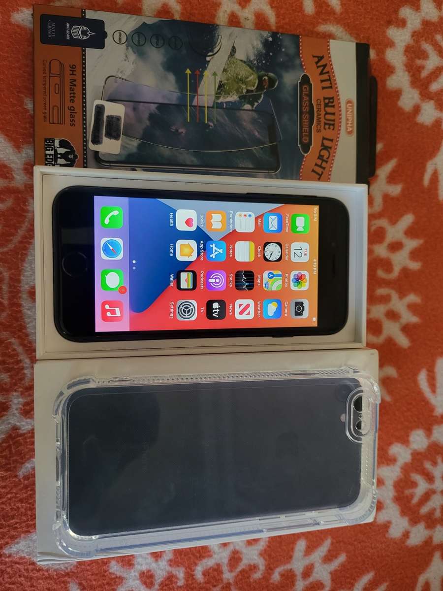 iPhone 7 - Black - 128GB - Excellent Condition - Boxed - With Extras