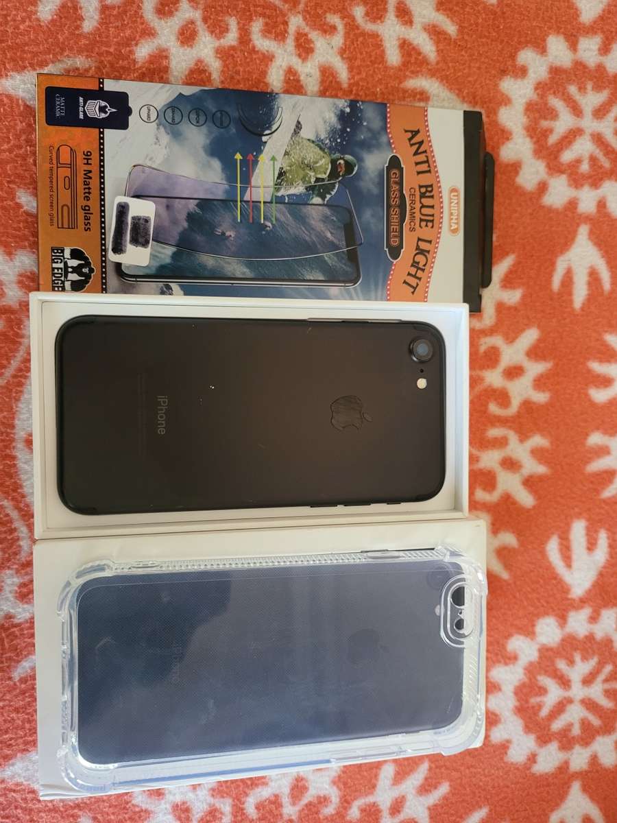 iPhone 7 - Black - 128GB - Excellent Condition - Boxed - With Extras