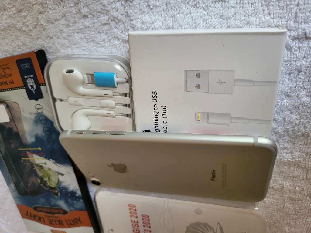 iPhone 7 - Silver - 128GB - Excellent Condition - Complete Package