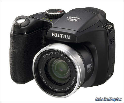 Fujifilm S5700 compact DSLR with Lowepro camera bag & Fujifilm 1GB XD card in original packaging