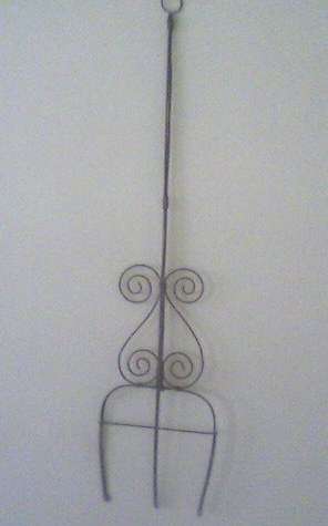 Charming Spade wire garden decoration