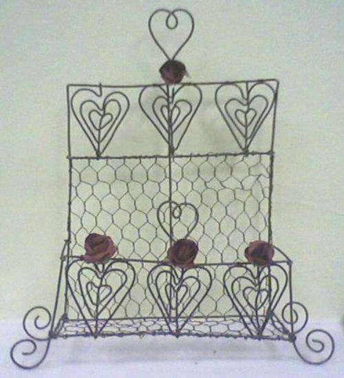 Adorable little bathroom holder, decorated with roses - lovely!