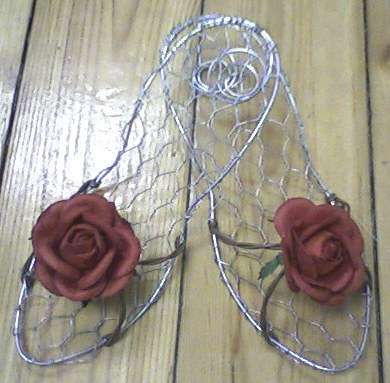 Rustic Wire Art - Dainty little shoes with rose motive